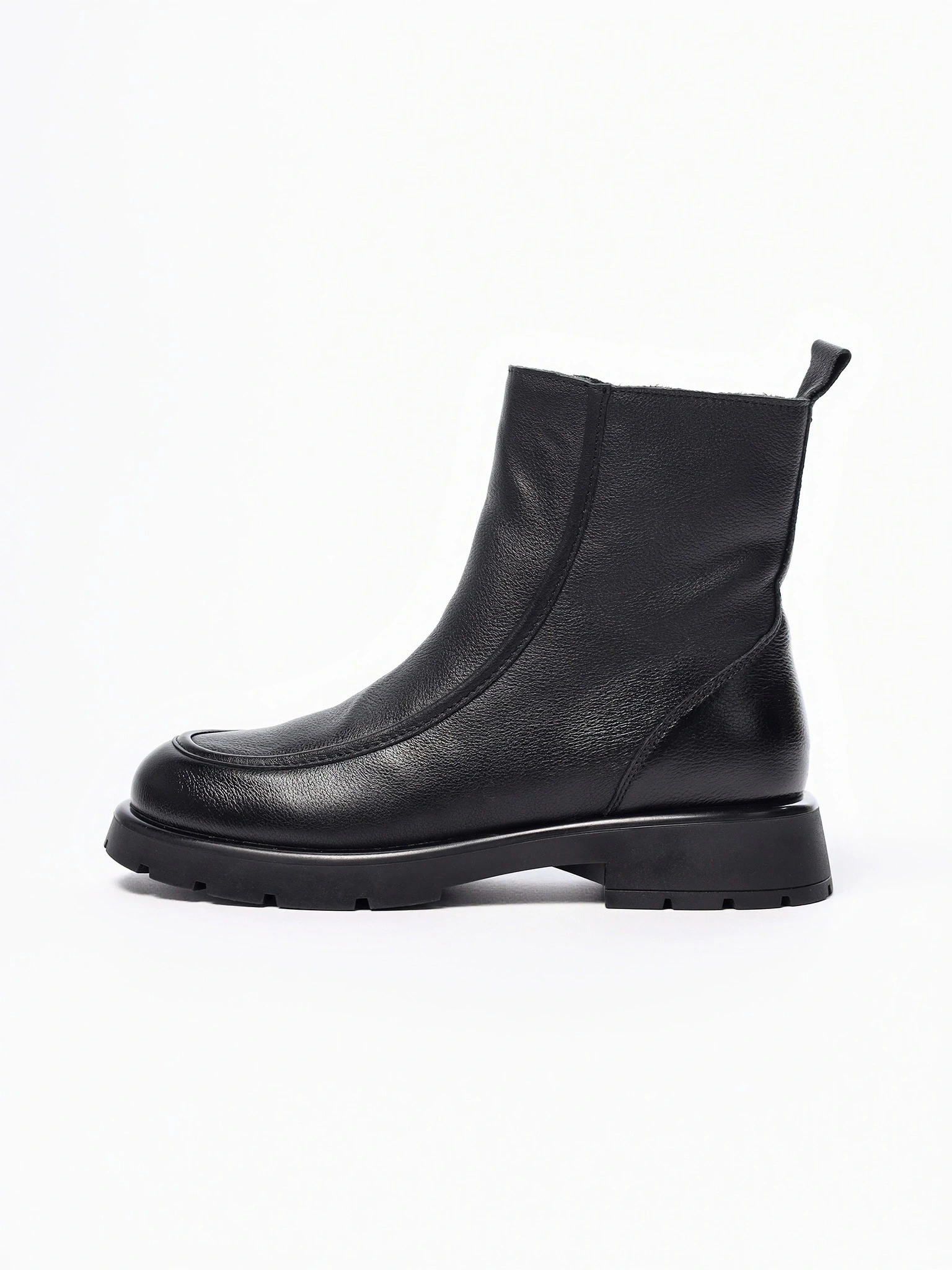 Ботинки черного цвета на рельефной подошве